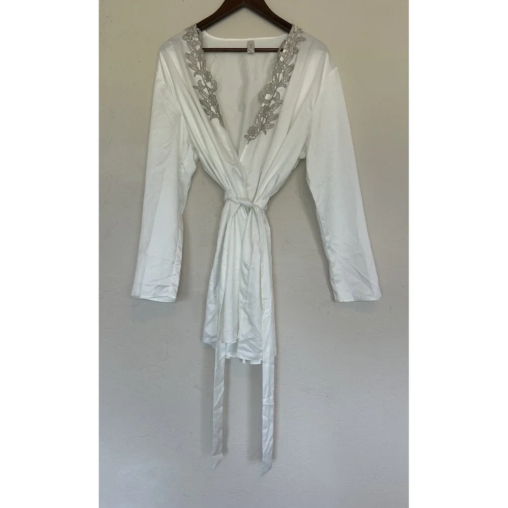 Flora Nikrooz White Satin Robe Silver Floral Appliqué L XL Tie Front Lightweight - Picture 1 of 7